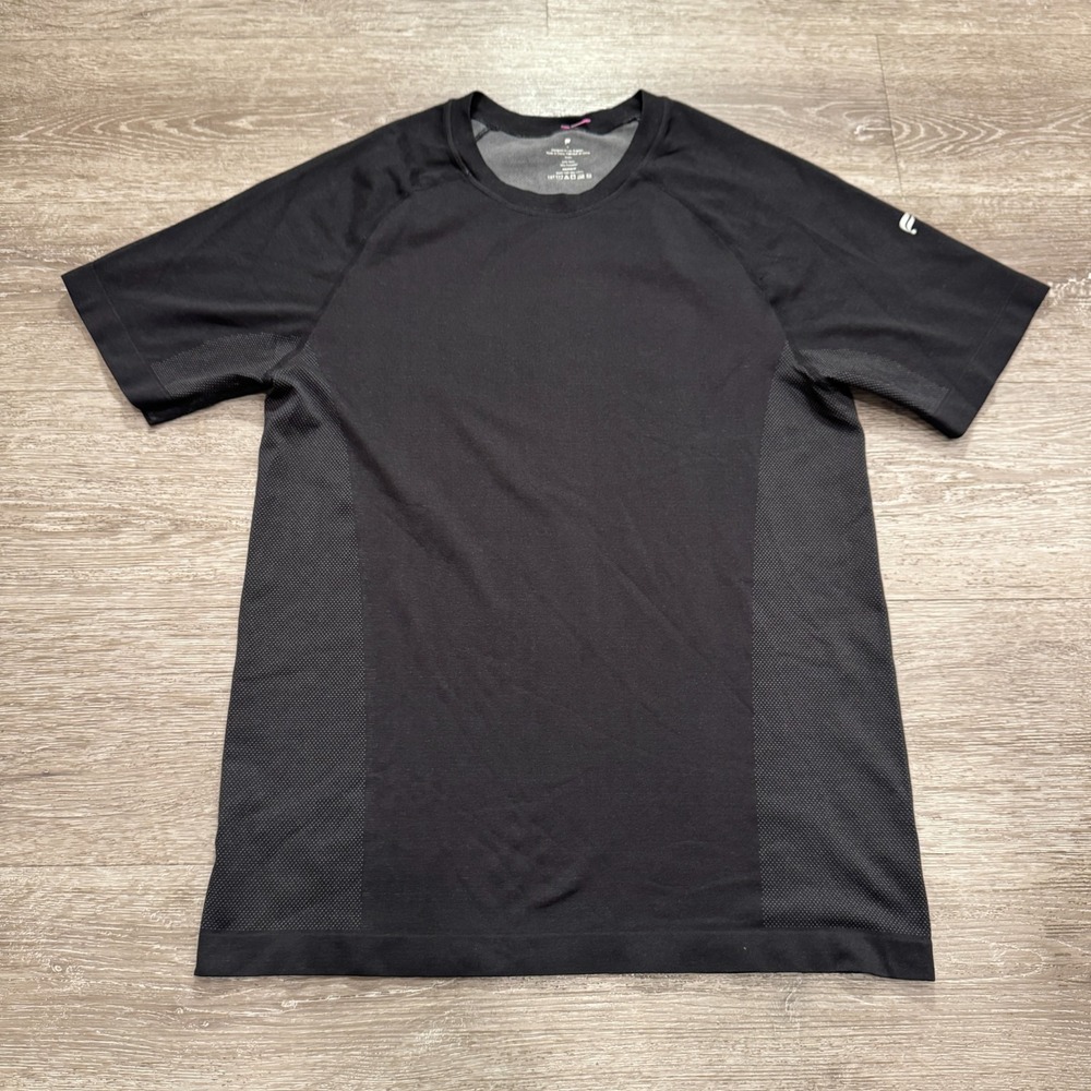 Fabletics Shirt Mens Medium The O2 Tee Performance Gym Athletic Training Fitness
